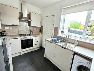 Charming 3-Bed Oasis-free parking Vacation rental in Glasgow