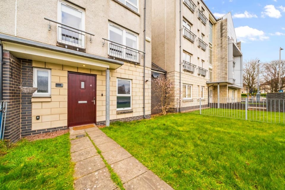 Modern 5 Bedroom Townhouse with Free Parking Vacation rental in Glasgow