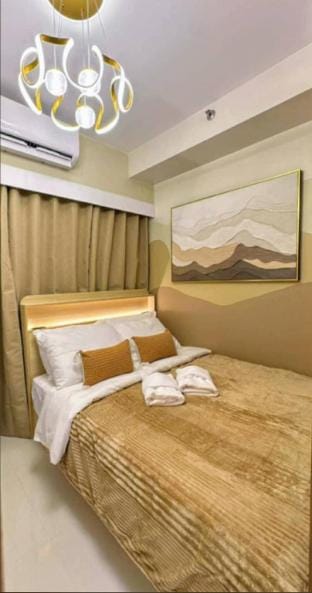 RED LUXE HAVEN Comfy stay, Netflix and Fast WiFi Ready Apartment in Pasay