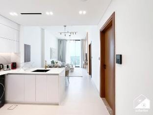 Luxury 1BR | Balcony, Pool, Gym | Prime Location Vacation rental in Dubai