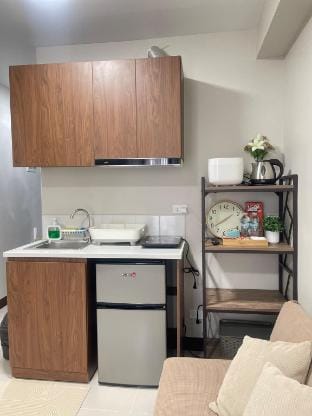 MJ Staycation Cebu-11th Floor-Pool view-Condo unit Apartment in Lapu-Lapu City