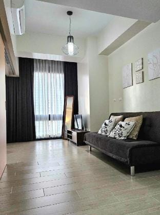 Greenbelt Gem: Your Stylish Retreat in Makati Vacation rental in Manila City