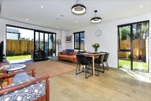 Central & Stylish Includes Free Secure Parking Vacation rental in Christchurch
