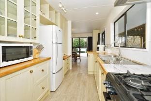 Spacious rural retreat - no cleaning fees Vacation rental in Hamilton