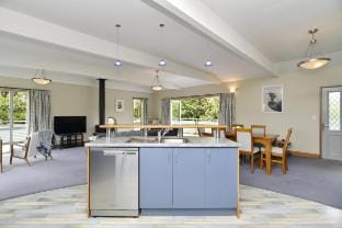 Views + Quiet, Akaroa Retreat- pet friendly Vacation rental in Akaroa