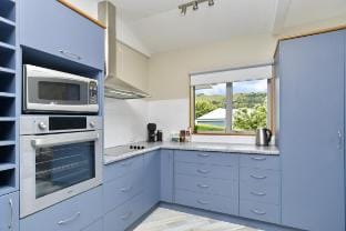 Views + Quiet, Akaroa Retreat- pet friendly Vacation rental in Akaroa