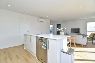 Comfort and style - handy to Wolfbrook Arena Vacation rental in Christchurch