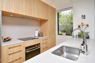 Dickens St - modern and cosy handy to city Vacation rental in Christchurch