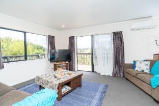 Roberts St - Family home (Upstairs)  Raglan Vacation rental in Raglan