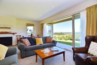 High Country Villa - Apartment in Terrace Downs Vacation rental in Canterbury