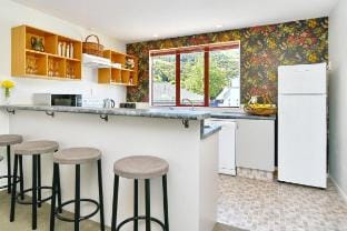 Central Akaroa Retreat – Balcony & Parking -Tumeke Vacation rental in Akaroa