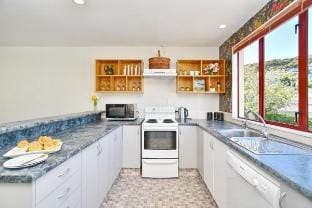 Central Akaroa Retreat – Balcony & Parking -Tumeke Vacation rental in Akaroa