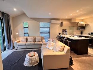 Next to Hagley Park - 7 Night special deals Vacation rental in Christchurch