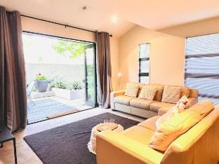 Next to Hagley Park - 7 Night special deals Vacation rental in Christchurch