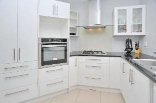 Spacious stylish home - 7 Night special deals Vacation rental in Christchurch