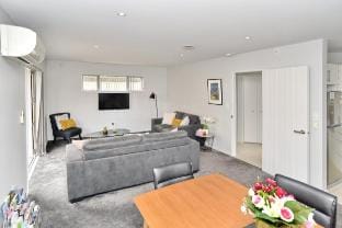 Spacious stylish home - 7 Night special deals Vacation rental in Christchurch