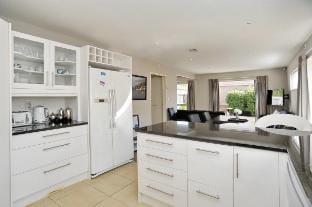 Spacious stylish home - 7 Night special deals Vacation rental in Christchurch