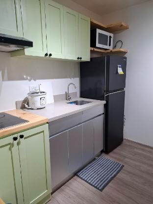 Big Kitchen + Work Area | Pool & WiFi Near IT Park Apartment in Lapu-Lapu City