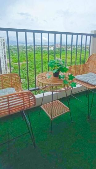 Studio w pool, mountain  city view Mactan airport Apartment in Lapu-Lapu City