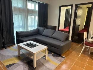 Two BR Condo in Makati- Good for 6! Vacation rental in Pasay
