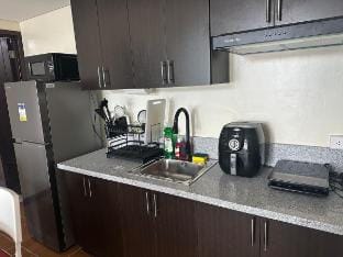 Two BR Condo in Makati- Good for 6! Vacation rental in Pasay
