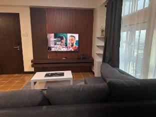 Two BR Condo in Makati- Good for 6! Vacation rental in Pasay