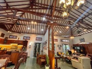 NDALEM SRIGADING VILLA SOLO - 15 PAX Villa in Indonesia