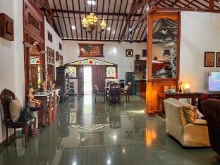 NDALEM SRIGADING VILLA SOLO - 15 PAX Villa in Indonesia