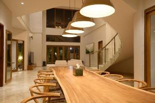 Fale Seminyak - Luxury Villa 5BR w/ Gym & Spa Room Villa in North Kuta