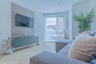 Modern City Retreat | 1BR Apartment | Patio & WiFi Apartment in Sheffield