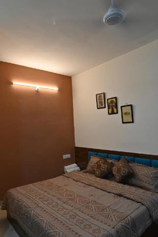 Cozy Studio with King Bed & Modern Comforts Vacation rental in India