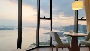 Luxury Executive Beachfront Studio|Bay View37th FL Vacation rental in Laos