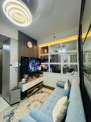 KD's Home - Fast WiFi + Netflix + Pool + Karaoke Apartment in Mandaluyong