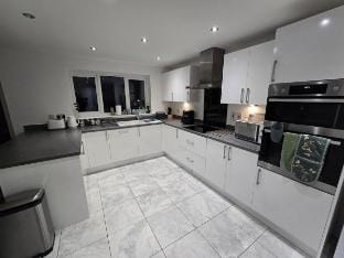 Glynn*House*Newport*sleeps 8*Groups*Parking Vacation rental in Newport