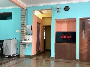 Secure 1BHK – 10 Mins from Airport, CCTV, Grills. Vacation rental in Bengaluru