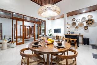 Villa Saum - Modern Balinese 2BR Oasis Near Canggu Villa in North Kuta