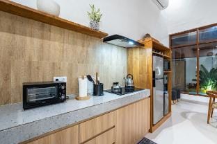 Villa Saum - Modern Balinese 2BR Oasis Near Canggu Villa in North Kuta