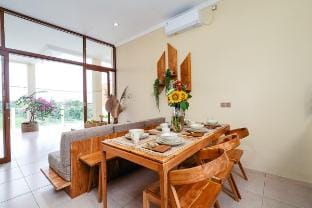 Aaya - 3BR Villa–Pool, Rice Fields, 10 Min Beach Villa in North Kuta