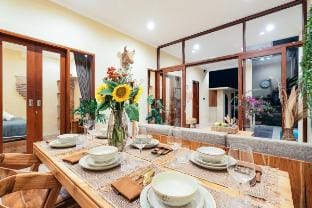 Aaya - 3BR Villa–Pool, Rice Fields, 10 Min Beach Villa in North Kuta