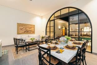 Elegant 3BR Villa – Rooftop & Pool, 8 Min to Beach Villa in North Kuta