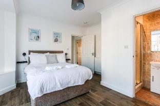 Stylish 6 Bed Detached House Vacation rental in Newcastle upon Tyne