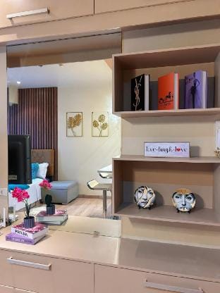 Cozy Knightsbridge Studio Unit with Balcony Vacation rental in Makati