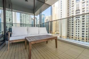 Bright and Airy 1-Bedroom Apartment Perfect for 4 in Dubai Marina Apartment in Dubai