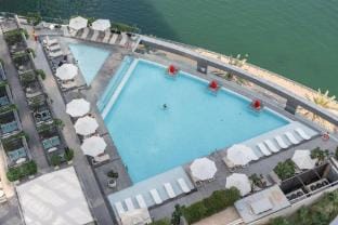 Bedroom that Sleeps 4 with Great City Views Apartment in Dubai