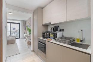 Stylish Studio Sleeps 2 with Balcony Apartment in Dubai