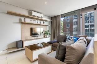 Modern w/pool, balcony, gym, parking & a generator Vacation rental in Cape Town