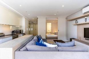 Modern w/pool, balcony, gym, parking & a generator Vacation rental in Cape Town