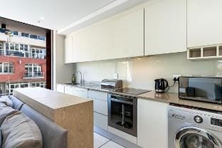 Modern w/pool, balcony, gym, parking & a generator Vacation rental in Cape Town