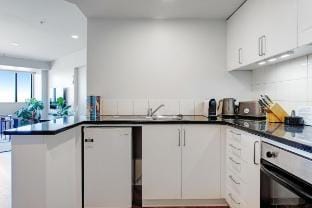 Super Plush Takapuna 1BR Apt with Free CarPark Vacation rental in Auckland