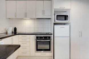 Takapuna Apt Views Carpark Tennis Gym Pool Vacation rental in Auckland